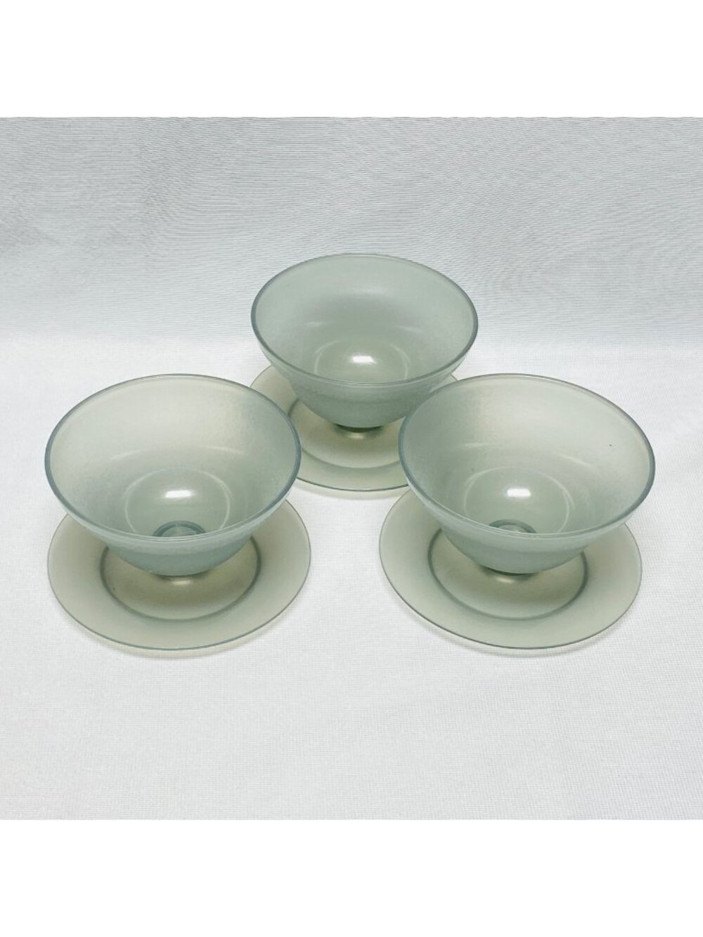 Tupperware Smoke Gray Sundae Dessert Cups Set Of 3 With Matching Bases